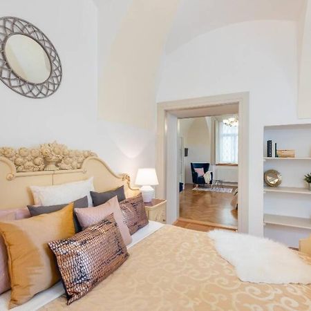 Rose Apartments / Romantic & Cozy / City Center Praha Bagian luar foto