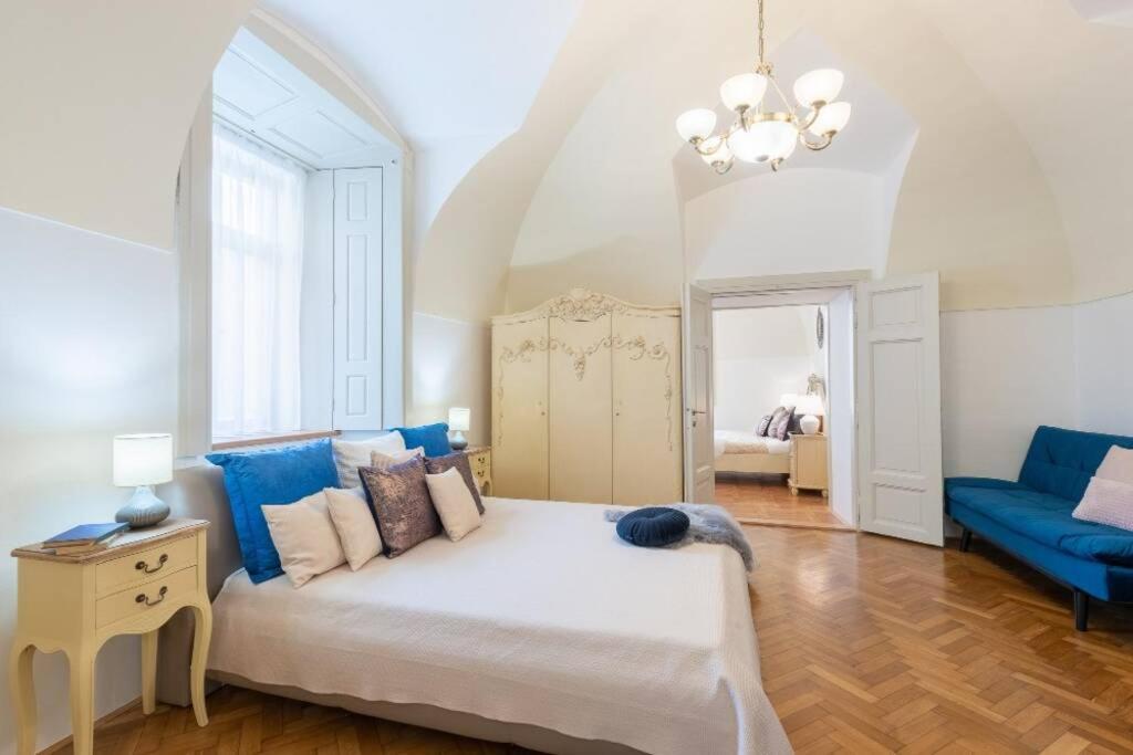 Rose Apartments / Romantic & Cozy / City Center Praha Bagian luar foto