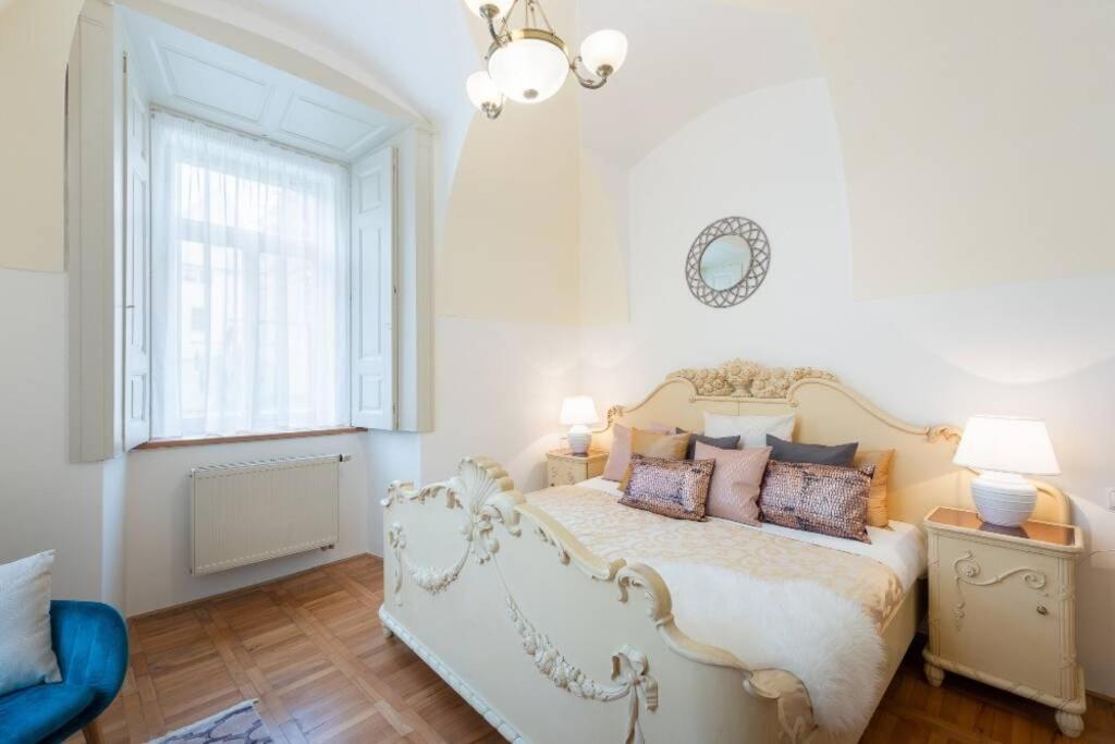 Rose Apartments / Romantic & Cozy / City Center Praha Bagian luar foto