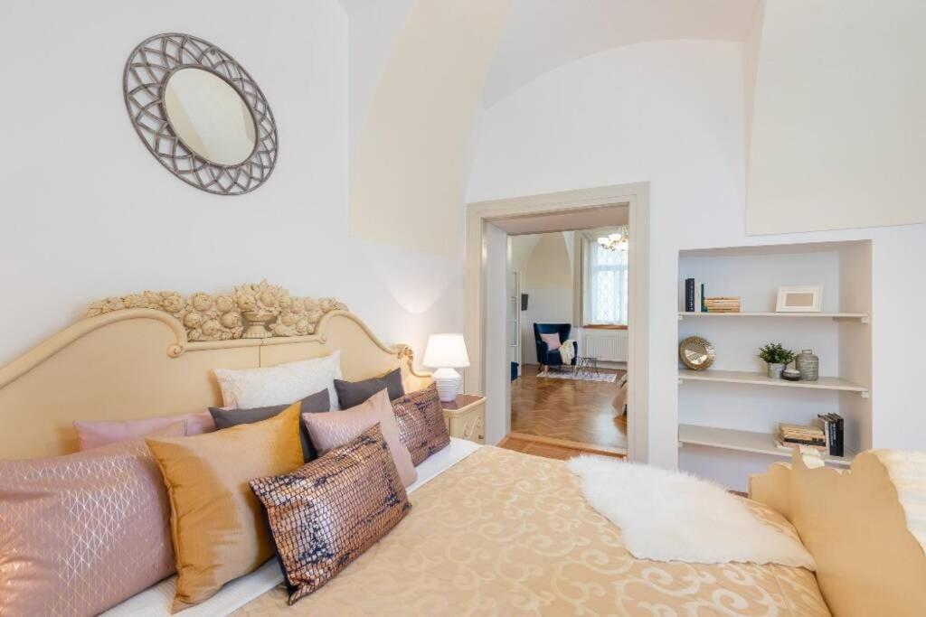 Rose Apartments / Romantic & Cozy / City Center Praha Bagian luar foto