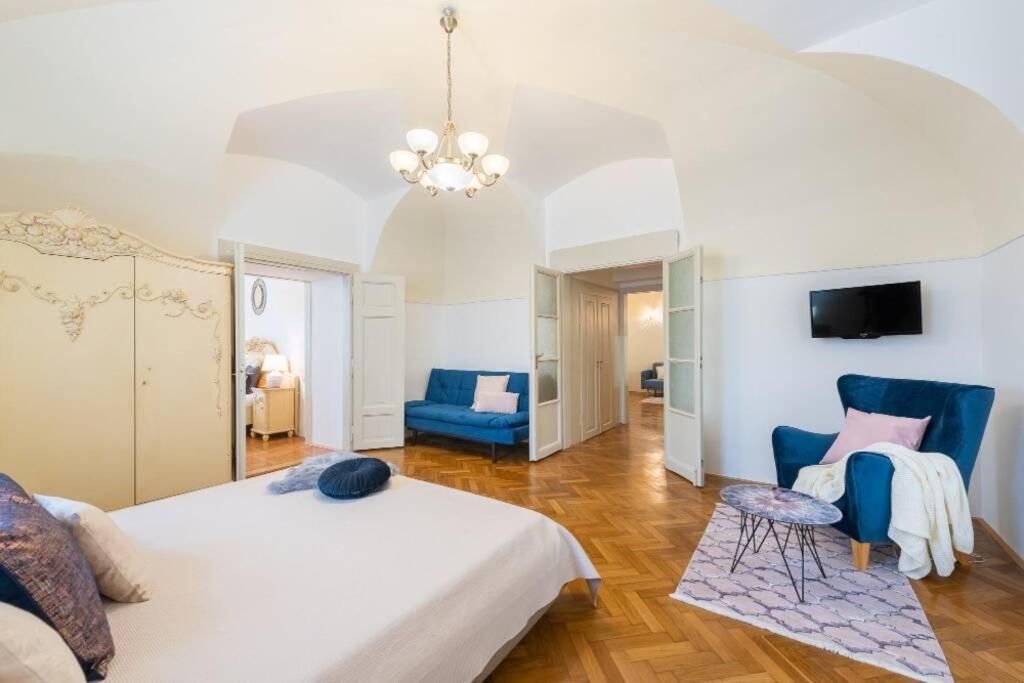 Rose Apartments / Romantic & Cozy / City Center Praha Bagian luar foto