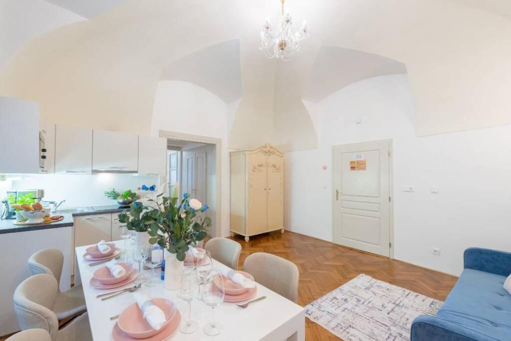 Rose Apartments / Romantic & Cozy / City Center Praha Bagian luar foto