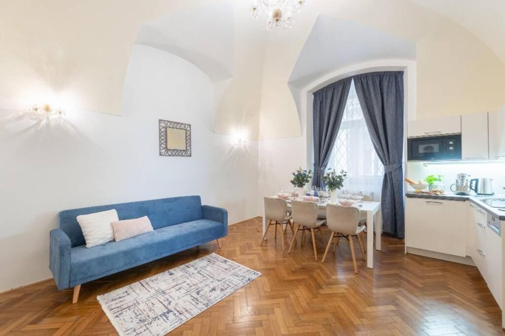 Rose Apartments / Romantic & Cozy / City Center Praha Bagian luar foto