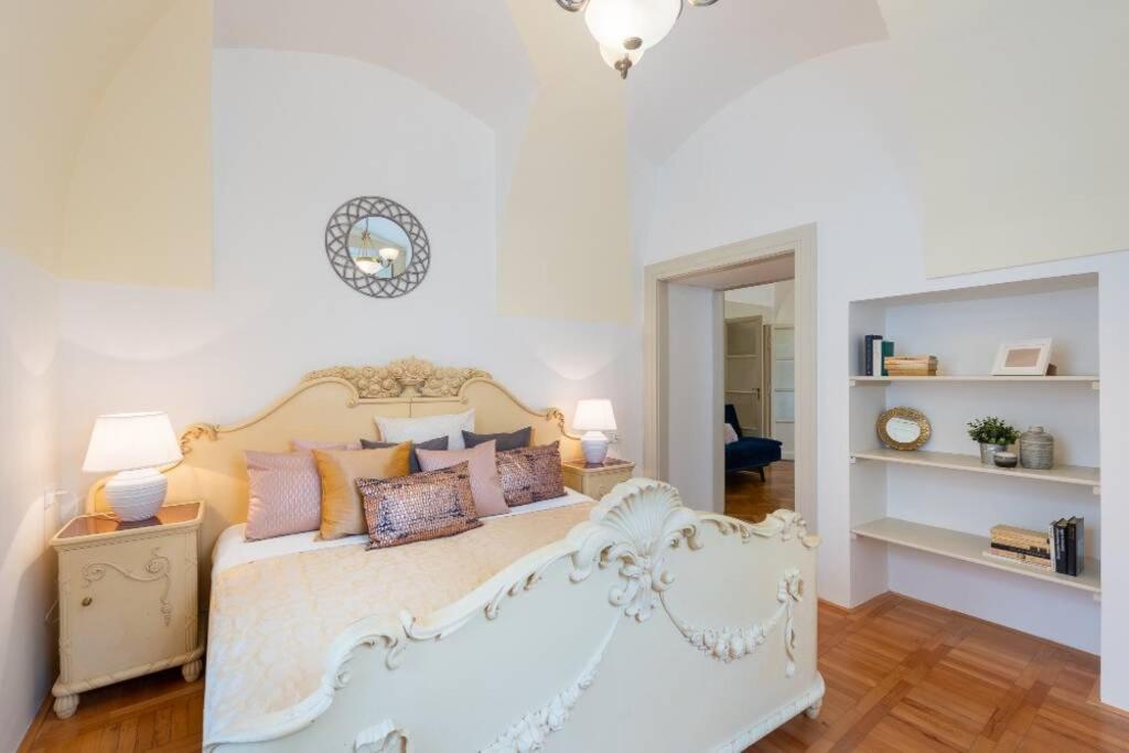 Rose Apartments / Romantic & Cozy / City Center Praha Bagian luar foto