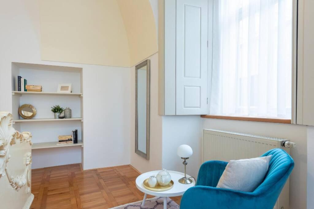 Rose Apartments / Romantic & Cozy / City Center Praha Bagian luar foto