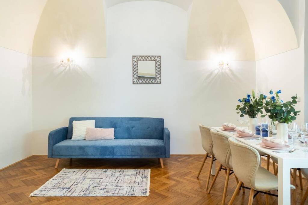 Rose Apartments / Romantic & Cozy / City Center Praha Bagian luar foto