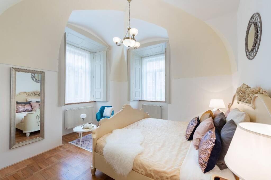 Rose Apartments / Romantic & Cozy / City Center Praha Bagian luar foto