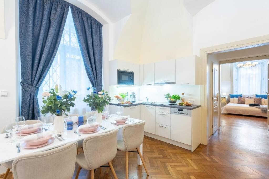 Rose Apartments / Romantic & Cozy / City Center Praha Bagian luar foto