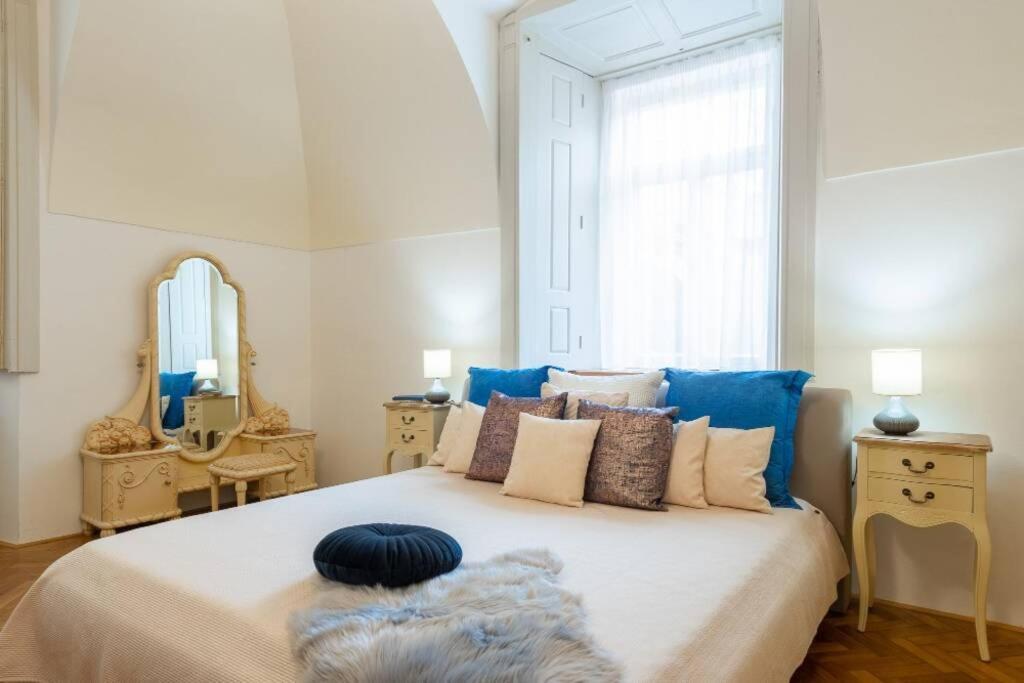 Rose Apartments / Romantic & Cozy / City Center Praha Bagian luar foto