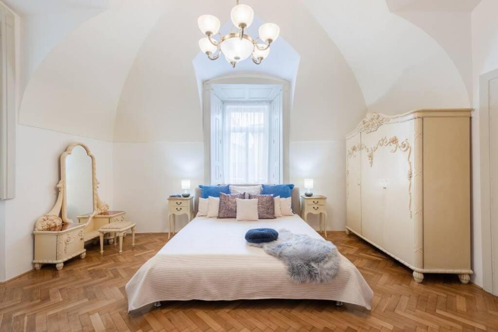 Rose Apartments / Romantic & Cozy / City Center Praha Bagian luar foto
