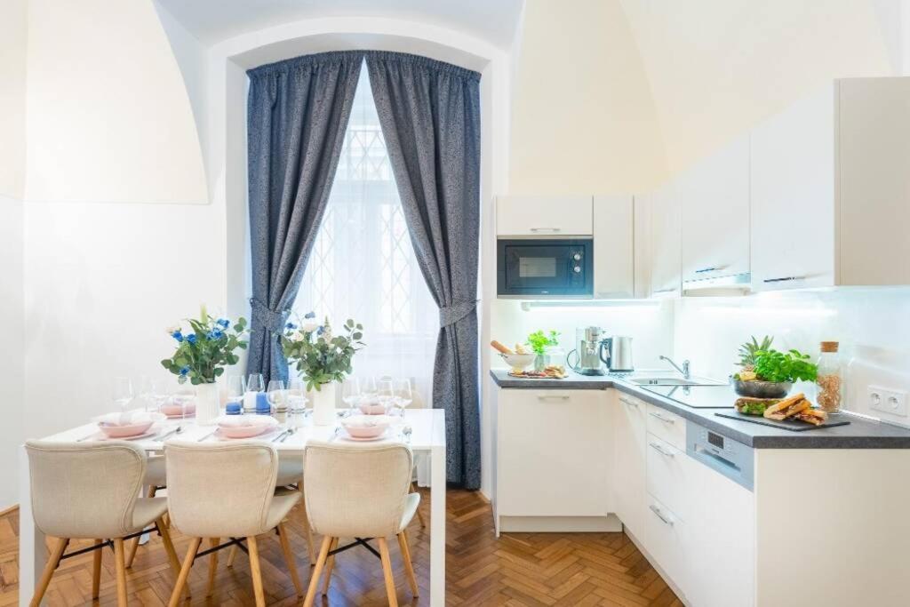 Rose Apartments / Romantic & Cozy / City Center Praha Bagian luar foto