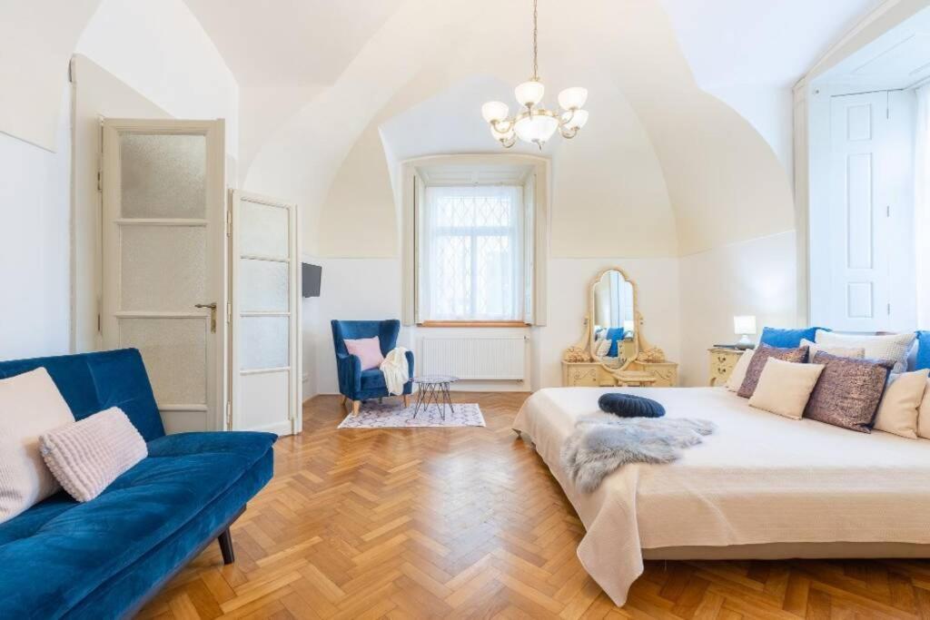 Rose Apartments / Romantic & Cozy / City Center Praha Bagian luar foto