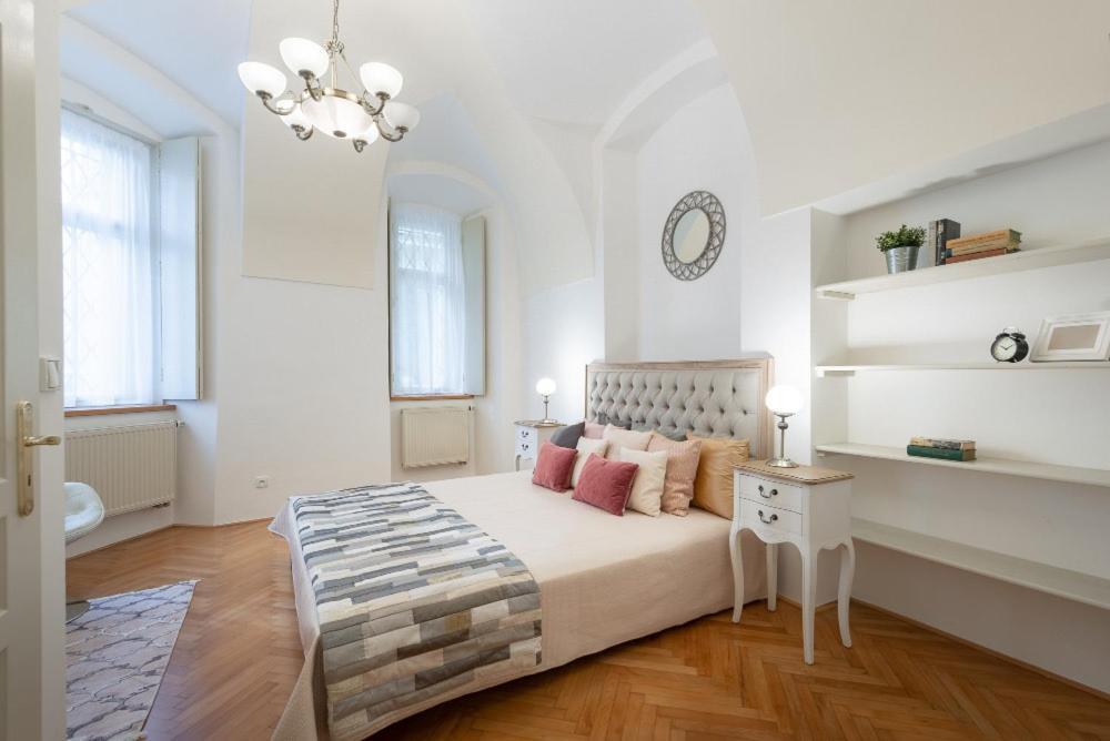 Rose Apartments / Romantic & Cozy / City Center Praha Bagian luar foto