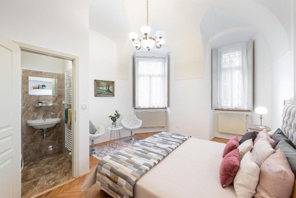 Rose Apartments / Romantic & Cozy / City Center Praha Bagian luar foto