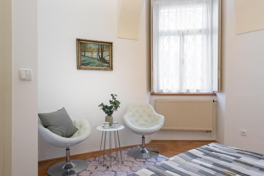 Rose Apartments / Romantic & Cozy / City Center Praha Bagian luar foto