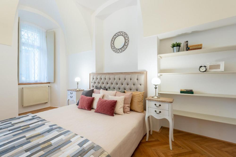 Rose Apartments / Romantic & Cozy / City Center Praha Bagian luar foto