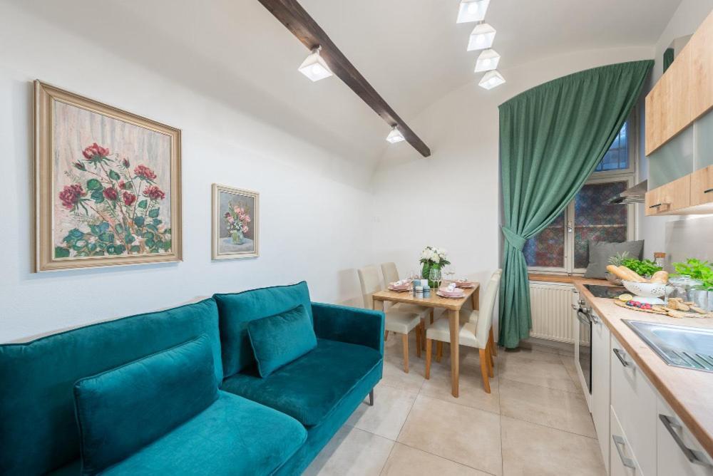 Rose Apartments / Romantic & Cozy / City Center Praha Bagian luar foto