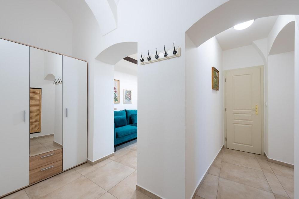 Rose Apartments / Romantic & Cozy / City Center Praha Bagian luar foto