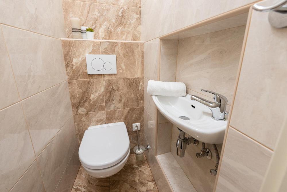 Rose Apartments / Romantic & Cozy / City Center Praha Bagian luar foto